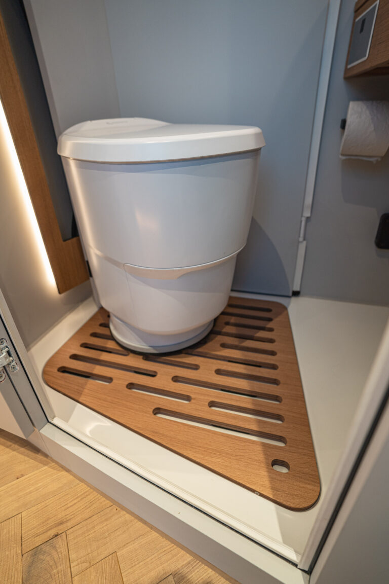 Clesana Toilette in der Nasszelle von KIWI Van Manufaktur
