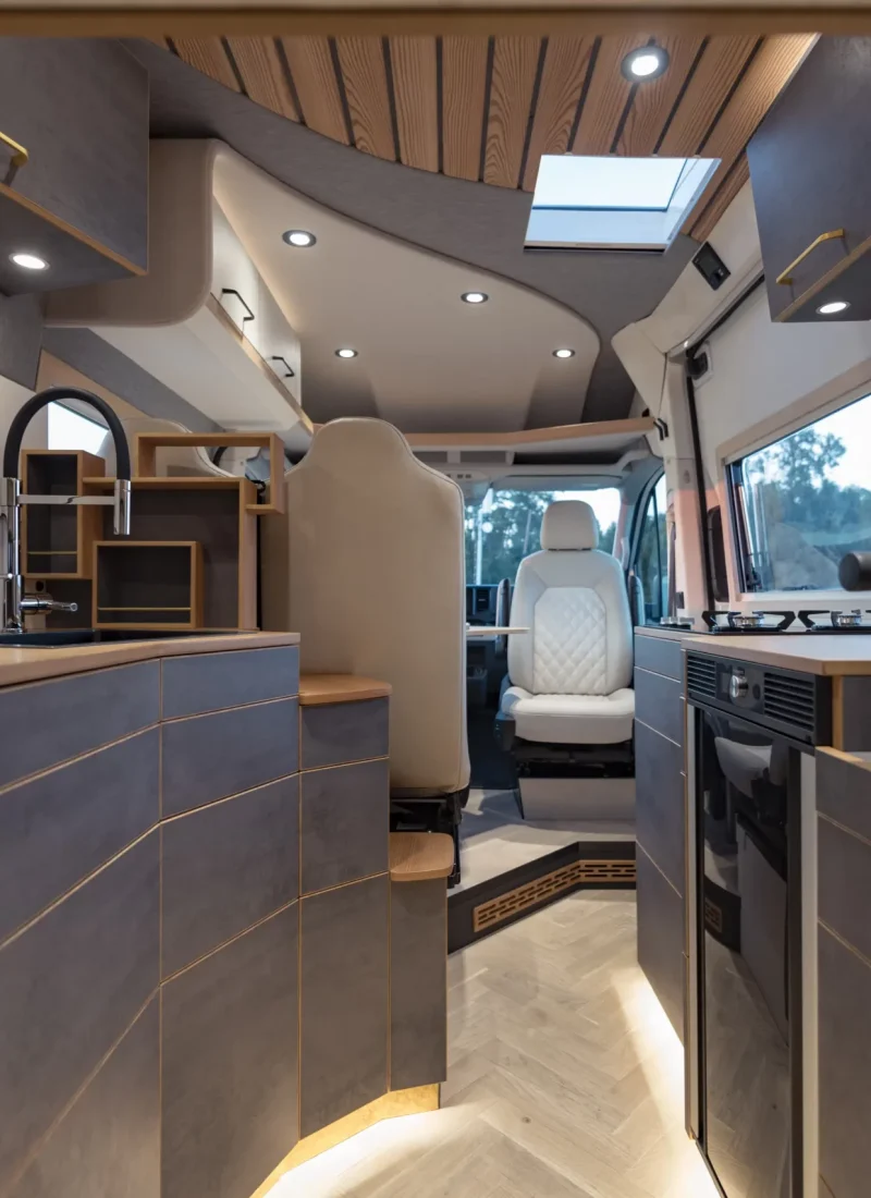 Individueller Camper mit Holzinterieur