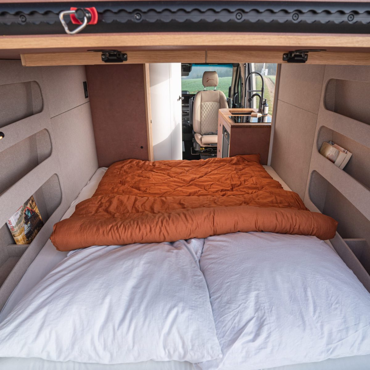 Gemütliches Bett im Sprinter Camper