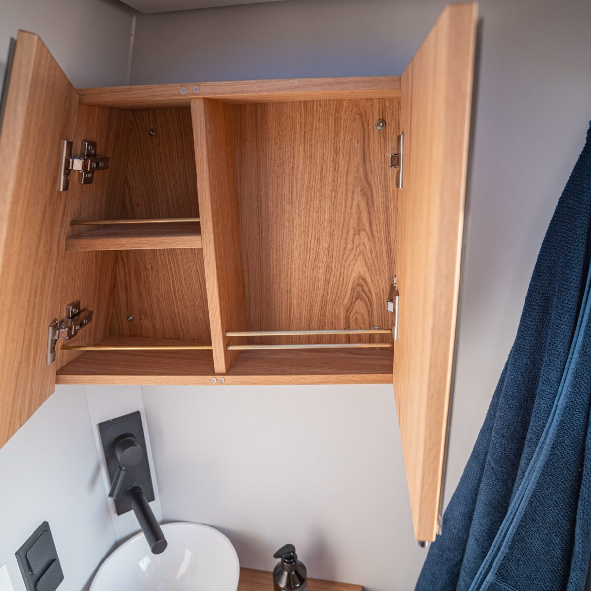 Badschrank aus Eiche in der Nasszelle im Camper