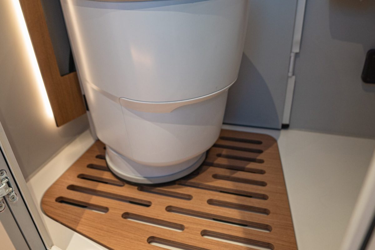 Clesana Toilette in der Nasszelle von KIWI Van Manufaktur